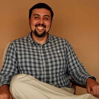 Portrait of Sean Noe, PhD, postdoctoral fellow at Coastal Therapy Group in Vista, CA